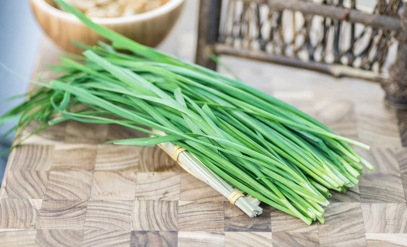 Mách bạn cách chữa ho đờm cho bé bằng lá hẹ 2