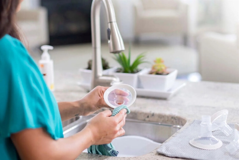 Sau khi hút, các mẹ cần vệ sinh sạch sẽ lại dụng cụ hút sữa và bảo quản nguồn sữa mẹ đúng cách