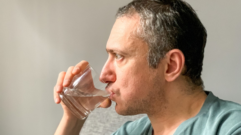 Uống đủ 2-2,5 lít nước/ngày giúp tăng đào thải acid uric qua thận