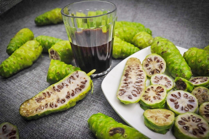 Mách bạn cách sử dụng trái nhàu trị bướu cổ tại nhà 2