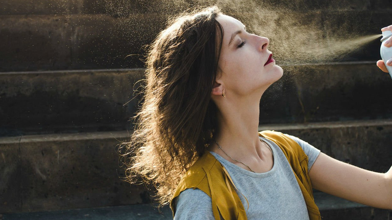 Dùng xịt khoáng khi đi ngoài nắng giúp kiểm soát dầu và làm dịu da