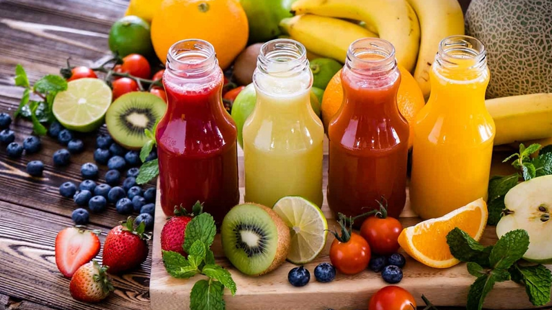 Uống đủ nước và ăn nhiều rau xanh và trái cây sẽ giúp nuôi dưỡng da từ bên tron