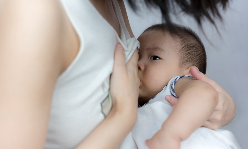 Mách bạn phương pháp làm hồng nhũ hoa bằng dầu dừa hiệu quả nhanh 1