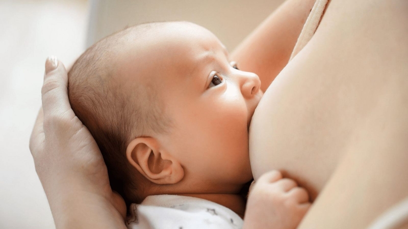 Mách chị em bí quyết trị mụn sau sinh bằng sữa mẹ 4