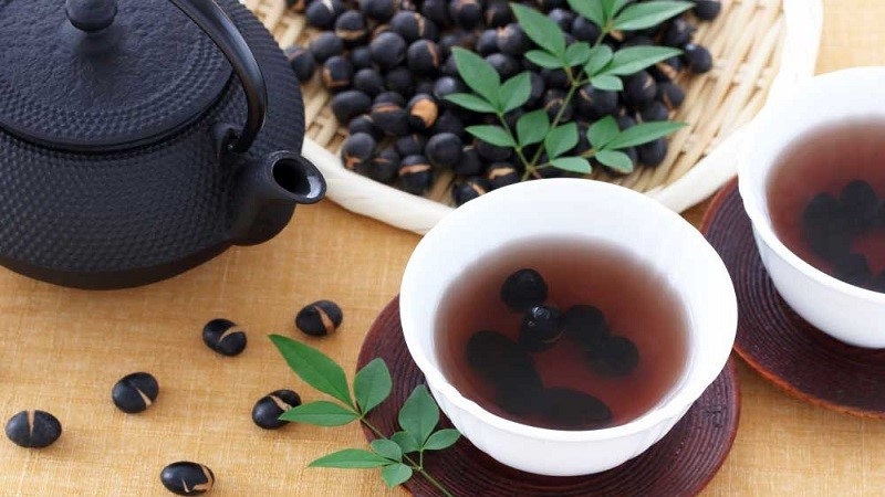 Mách chị em làm thế nào uống đậu đen xanh lòng đúng cách 1