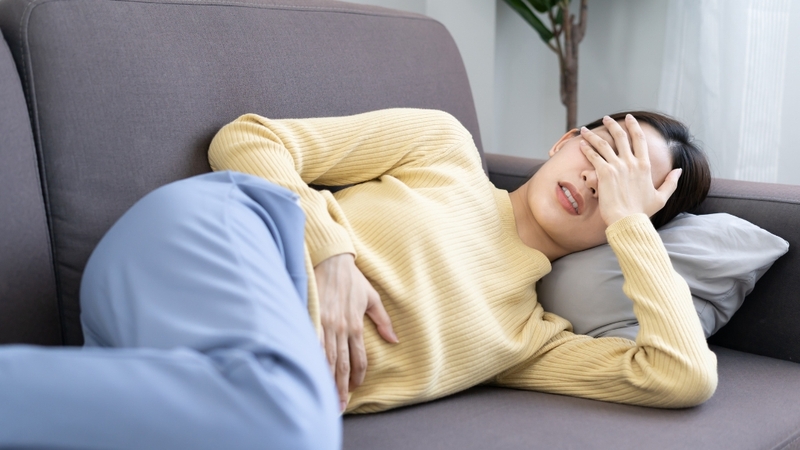 Nên đi khám nếu mạch đập ở bụng kéo dài hoặc kèm đau, khó thở, chóng mặt