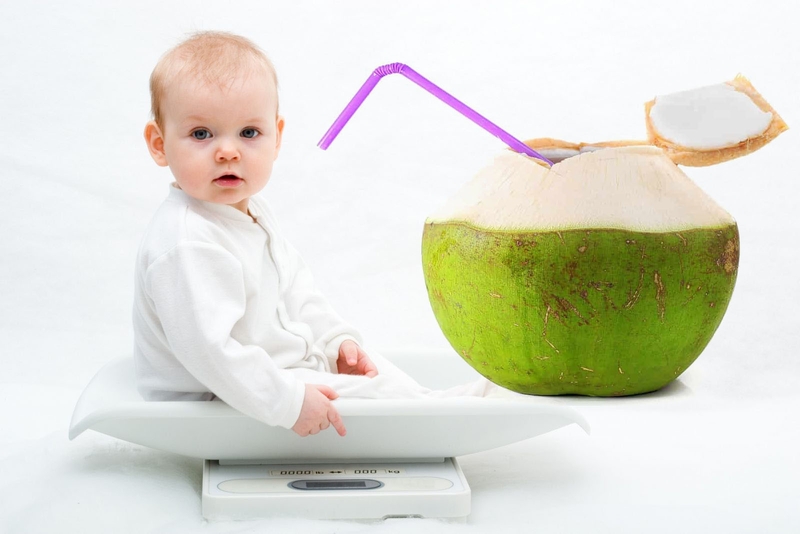 Mách mẹ bầu: Trẻ mấy tháng uống được nước dừa?