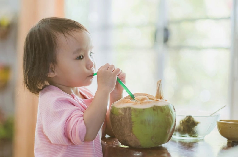 Mách mẹ bầu: Trẻ mấy tháng uống được nước dừa?