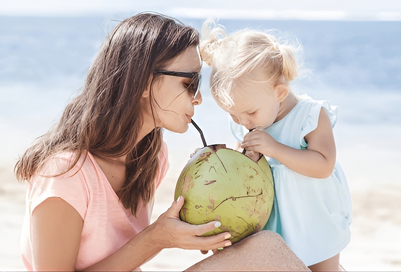 Mách mẹ bầu: Trẻ mấy tháng uống được nước dừa?