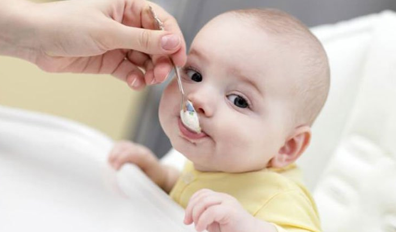 Cách dùng Aquadetrim vitamin D3 cho trẻ sơ sinh là nhỏ một giọt lên thìa rồi cho bé uống