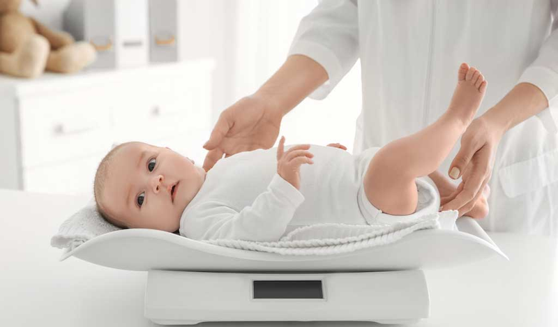 Khi trẻ có các biểu hiện sụt cân, đi ngoài nhiều, chán ăn hãy ngừng ngay việc sử dụng Aquadetrim vitamin D3