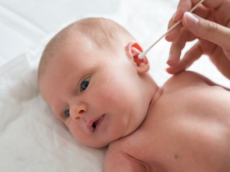 Mách mẹ nhận biết dấu hiệu có dị vật trong tai bé đơn giản nhất 2