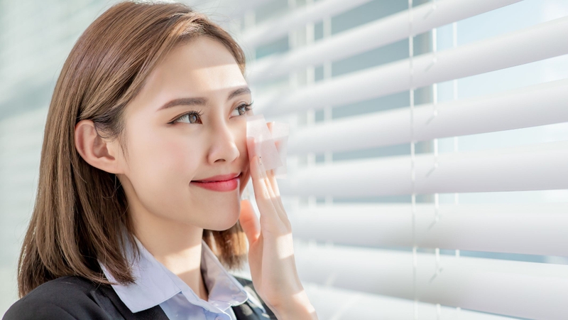 Mách nàng cách dặm lại lớp trang điểm​ đẹp tự nhiên 2