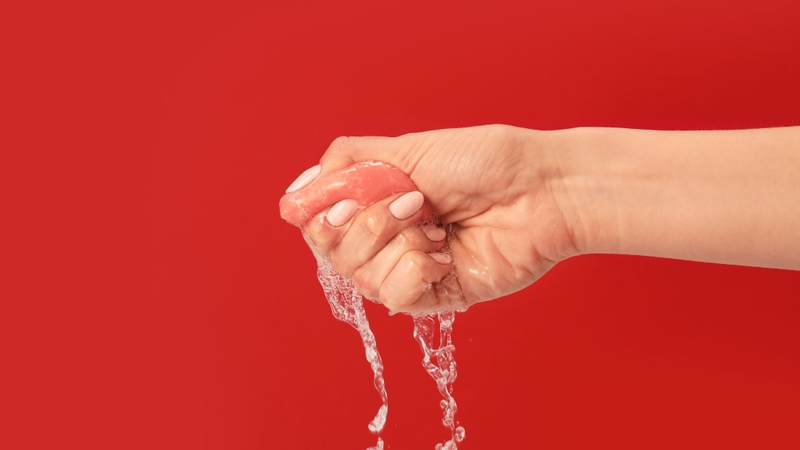 Mách nàng cách dặm lại lớp trang điểm​ đẹp tự nhiên 4