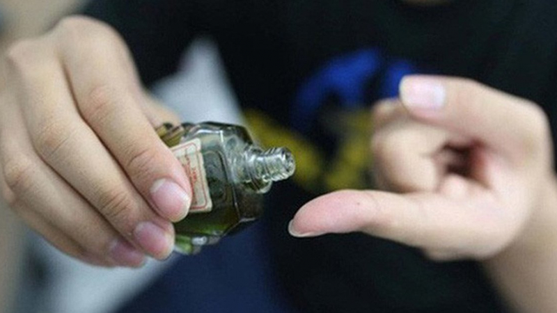 Mẹo cai sữa cho bé không khóc: bôi dầu gió vào ngực mẹ