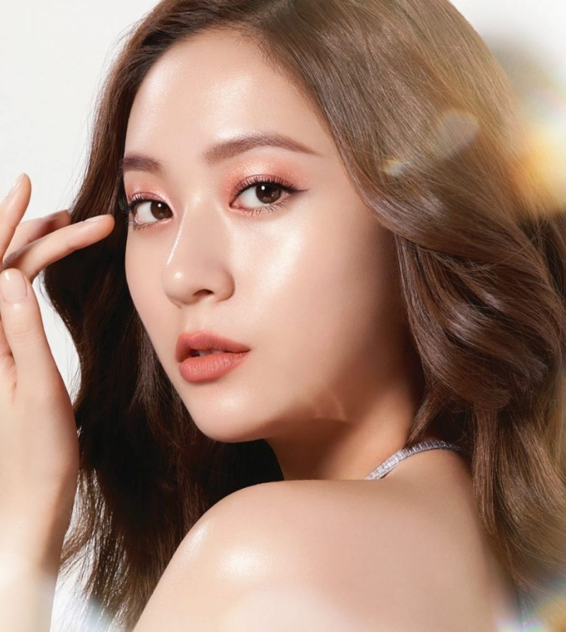 Bí quyết trang điểm mắt đầy cuốn hút với nhũ kim tuyến- 2