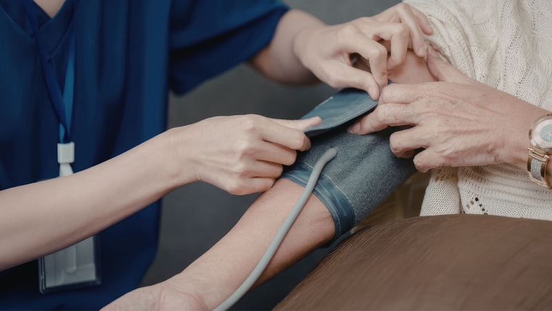 Người bị tăng huyết áp hoặc bệnh tim mạch nên hạn chế ăn mắm tôm do hàm lượng muối cao có thể làm tăng huyết áp và gây áp lực lên tim