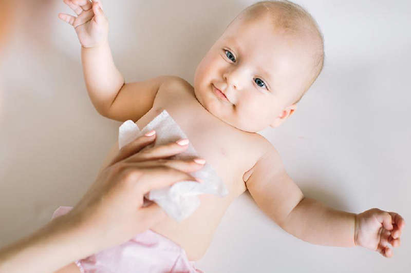 Cách chăm sóc trẻ bị chàm bội nhiễm tại nhà 3