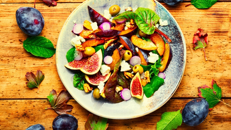 Sử dụng mận Kakadu trong sinh tố, salad hoặc món tráng miệng để bổ sung chất chống oxy hóa và vitamin