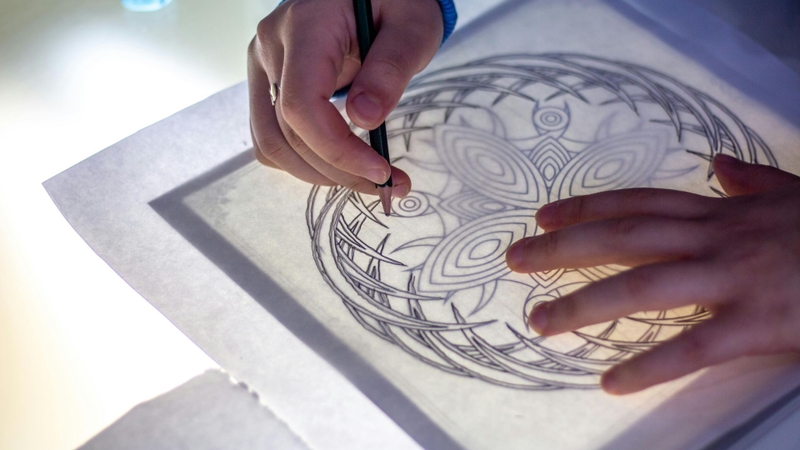 Tô vẽ mandala giúp giảm căng thẳng và lo âu