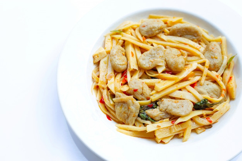 Việc mẹ bầu ăn măng tươi có thể gây hại cho thai nhi.