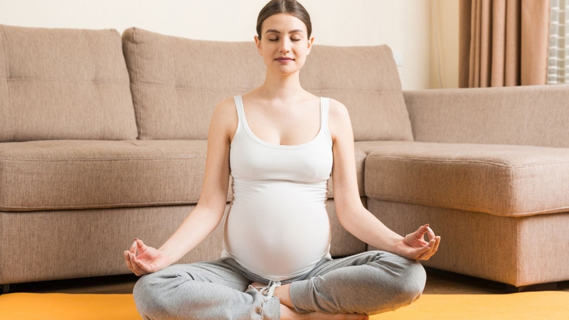 Vận động nhẹ như đi bộ hoặc yoga giúp mẹ bầu tiêu hóa tốt, kiểm soát cân nặng và giảm căng thẳng