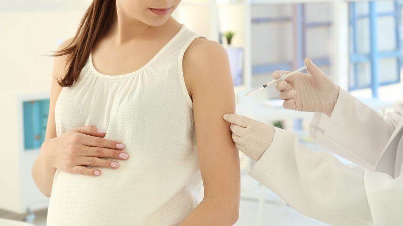 Mang thai có nên tiêm vắc xin RSV không? Câu trả lời là có