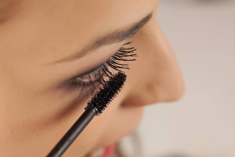 Mascara bị khô vón cục phải làm sao? Bí quyết ''hồi sinh'' nhanh chóng 3
