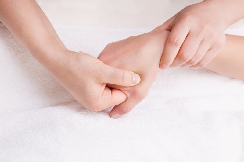 Massage bấm huyệt bàn tay có thể hỗ trợ điều trị bệnh gì?