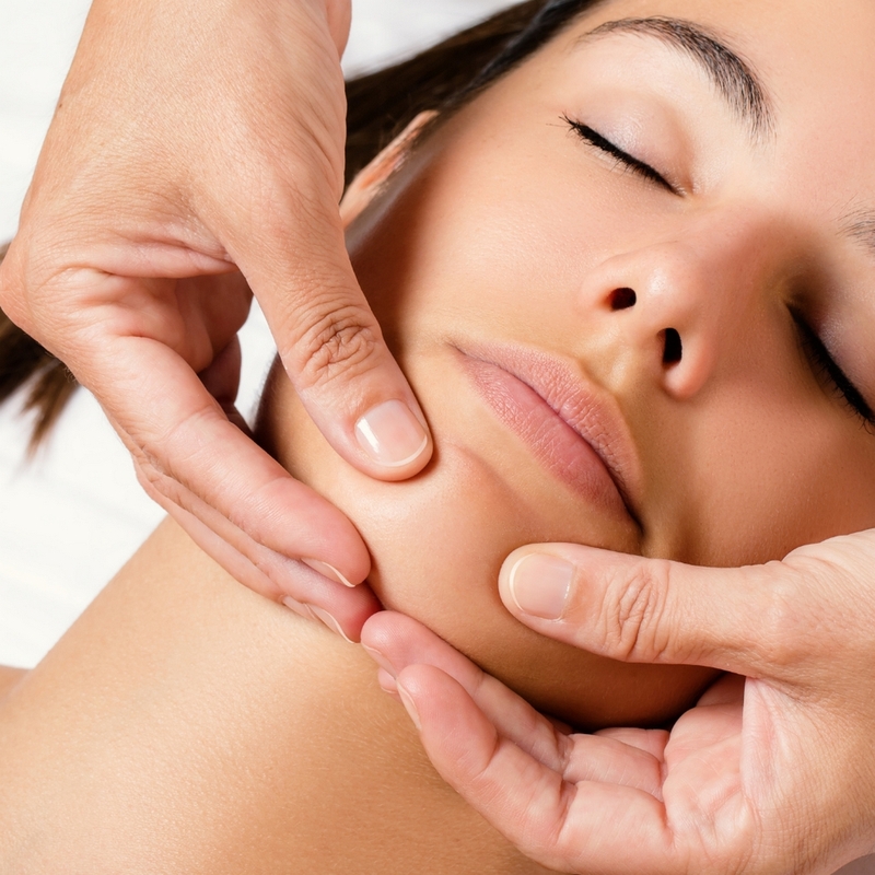 Các cách mát xa mặt trước khi ngủ đơn giản mà hiệu quả 2