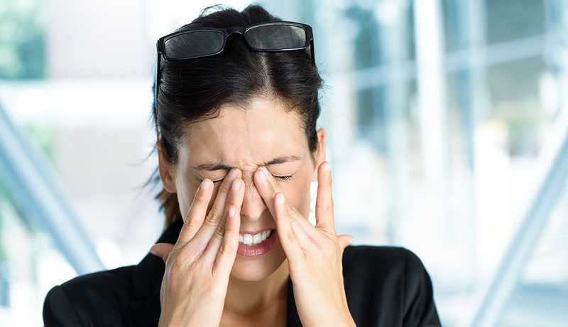 Mắt bị cộm nhưng không có bụi là bị làm sao? Cách khắc phục 4