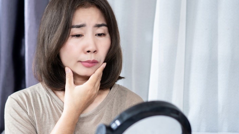 Mặt bị tê như kiến bò kéo dài hoặc kèm méo miệng, yếu tay chân cần được thăm khám ngay