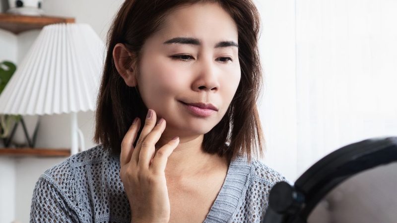 Theo dõi các triệu chứng đi kèm mặt bị tê để phát hiện sớm tình trạng nguy hiểm