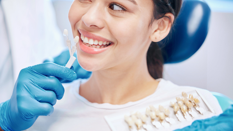 Trồng răng bằng cầu răng sứ giúp cải thiện thẩm mỹ tốt