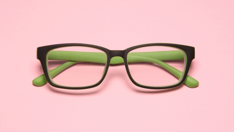 Tròng kính nhựa cần đảm bảo độ an toàn cao, đặc biệt là khả năng chống va đập và hạn chế vỡ vụn