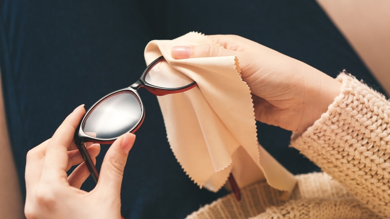 Tròng kính nhựa dễ trầy xước nên cần được làm sạch bằng khăn mềm chuyên dụng