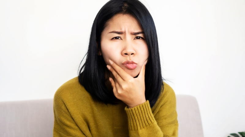 Nhiều người thắc mắc mặt lệch bên trái thì nằm nghiêng bên nào để hỗ trợ gương mặt trông cân đối và hài hòa hơn