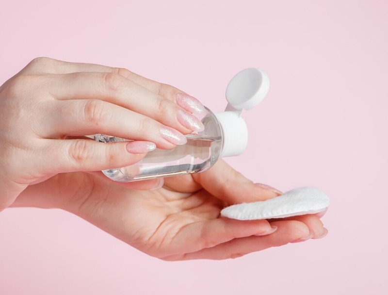 Mặt mụn có nên dùng nước tẩy trang hay không 1