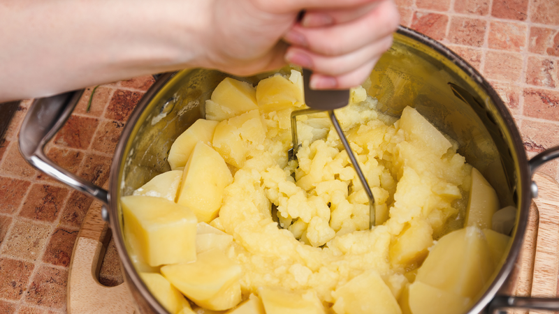 Luộc chín một củ khoai tây đã gọt vỏ, nghiền nhuyễn