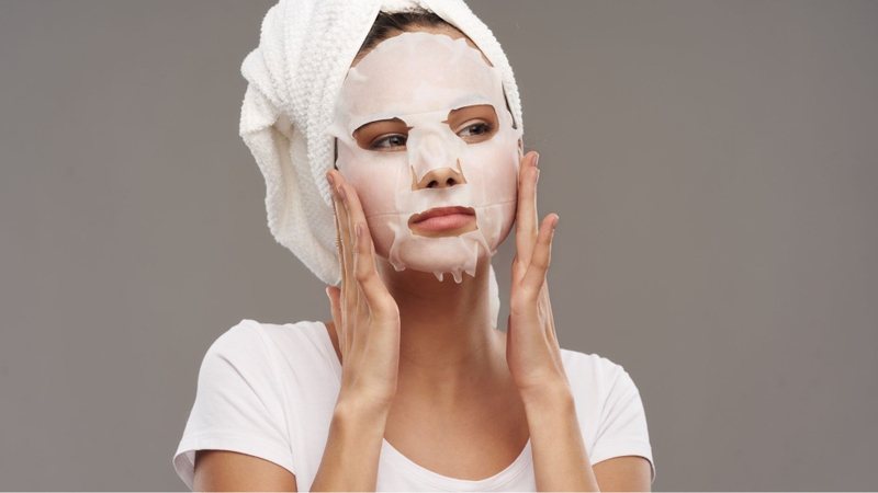 Chất liệu vi sợi mỏng nhẹ giúp mặt nạ ôm sát và giữ tinh chất tốt