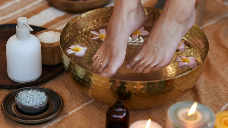 Ngâm chân với nước ấm trước khi ngủ giúp thư giãn, tăng tuần hoàn máu và dễ dàng đi vào giấc ngủ hơn