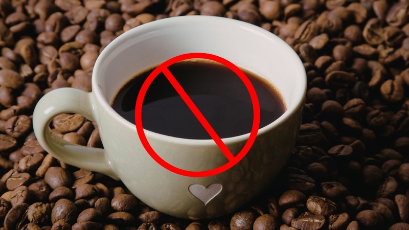 Duy trì sinh hoạt điều độ và tránh chất kích thích buổi tối có thể cải thiện giấc ngủ