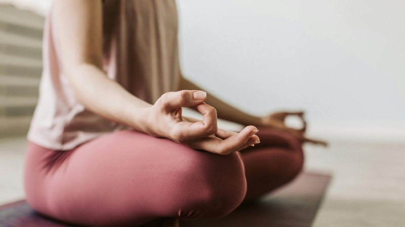 Thiền định và hít thở sâu trước khi ngủ có thể giúp giảm căng thẳng và hỗ trợ ngủ ngon hơn