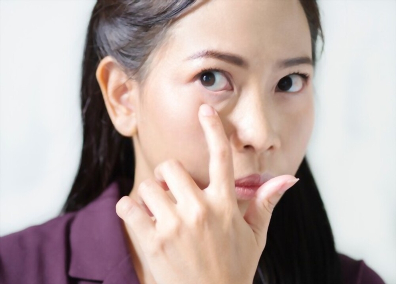 Mắt nhìn thấy đốm đen là bệnh gì? 1