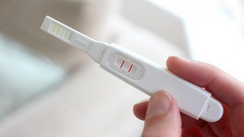 Để chắc chắn, chị em hãy sử dụng que thử thai kiểm tra xem có thai hay không