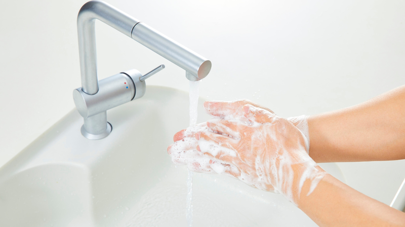Hãy rửa sạch tay bằng xà phòng và nước để tránh đưa thêm vi khuẩn vào mắt