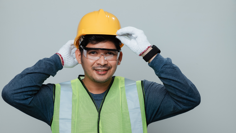 Luôn sử dụng kính bảo hộ đạt chuẩn khi làm các công việc có nguy cơ gây chấn thương mắt