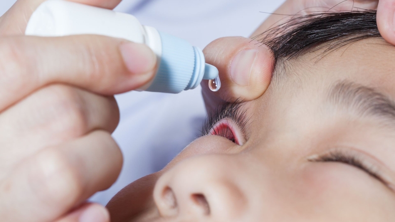 Tuyệt đối không tự ý nhỏ thuốc mắt chứa corticoid cho trẻ nếu chưa được bác sĩ chỉ định