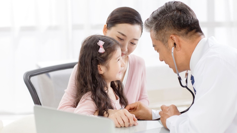 Cần đưa trẻ đi khám ngay nếu trẻ đau mắt dữ dội, quấy khóc nhiều