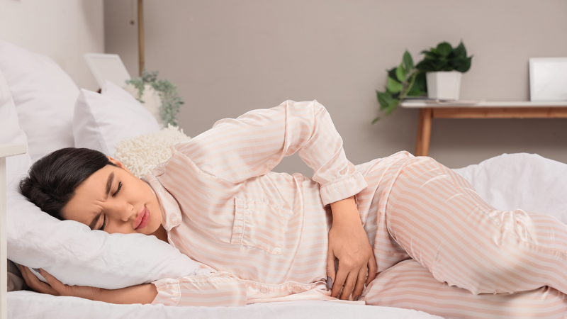 Đau nhói dữ dội hoặc co thắt mạnh ở vùng bụng dưới và xương chậu